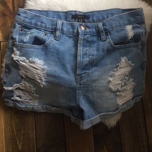 ❤️Ripped high waisted Jean shorts! Size 28❤️
